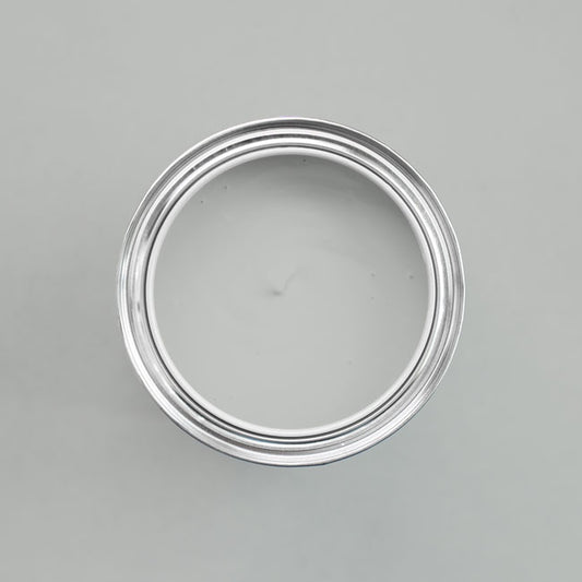 Farbton Lichtgrau in einer geöffneten Dose von oben