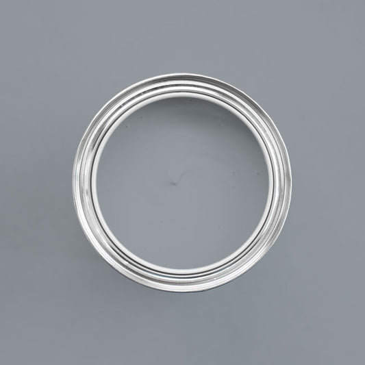 Farbton Moon Grey in einer geöffneten Dose von oben