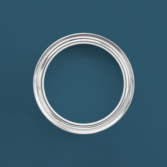 Wandfarbe Ocean in einer geöffneten Dose von oben