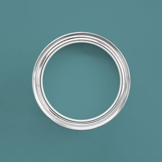 Fliesenfarbe Pacific in einer geöffneten Dose von oben