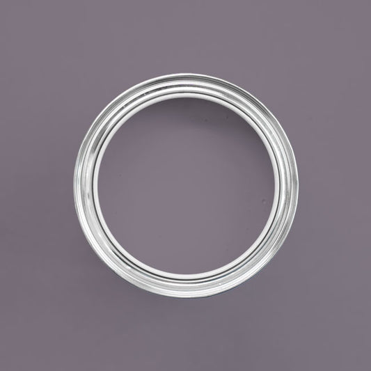 Farbton Plum in einer geöffneten Dose von oben