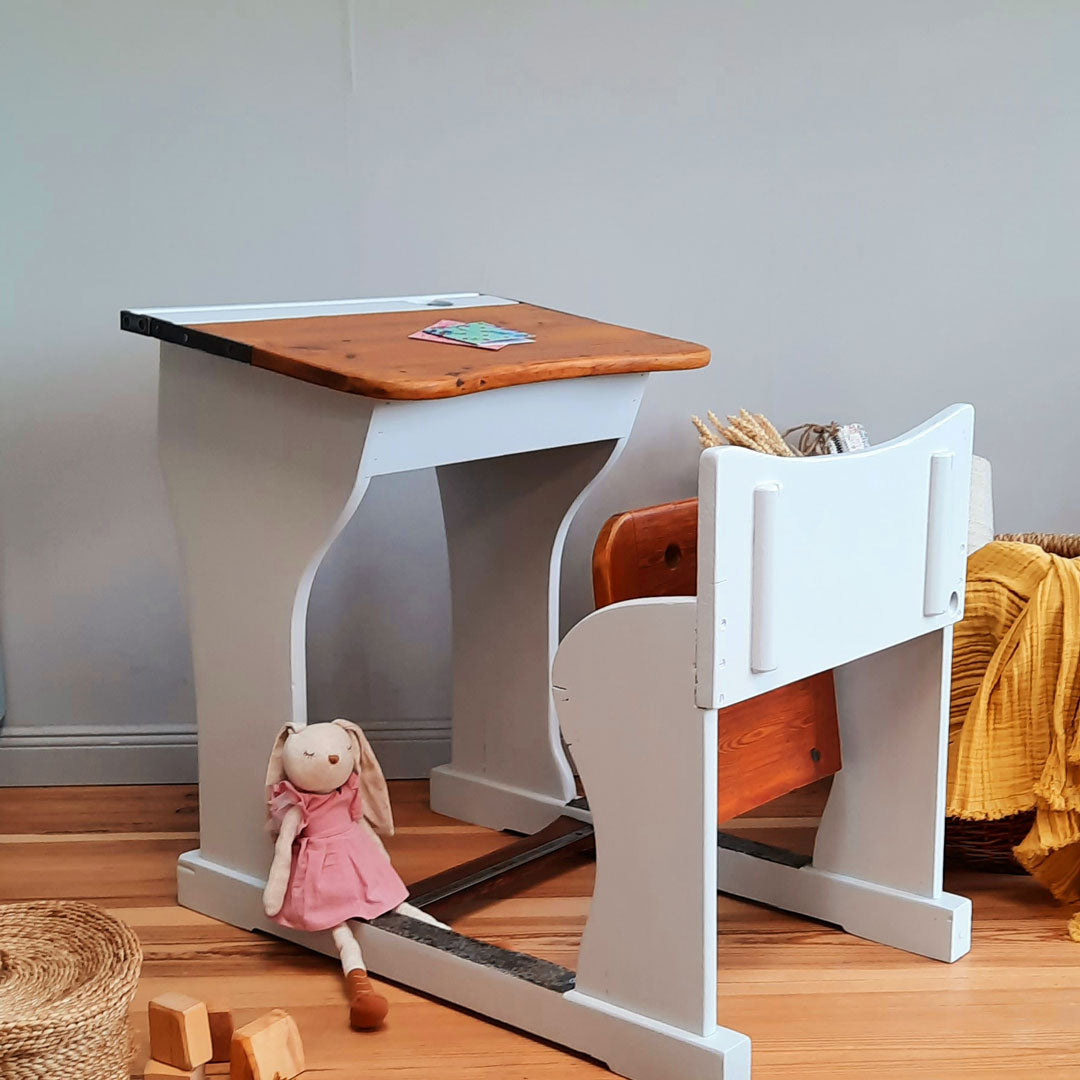 Nostalgische Schulbank gestrichen mit Kreidefarbe in Lichtgrau