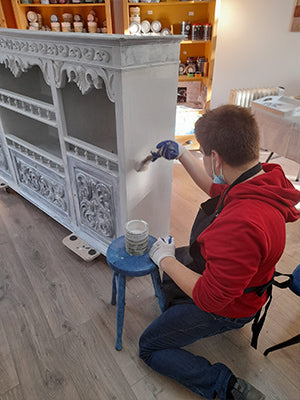 Projekt von Banqueta Azul beim Streichen eines weissen Sideboards.