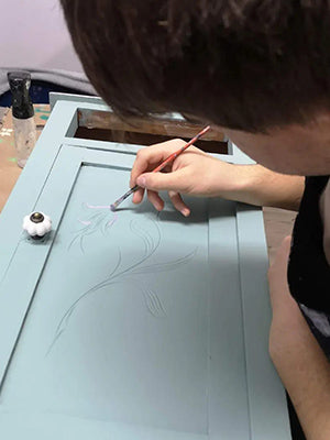 Projekt von Banqueta Azul beim Verzieren eines Schränkchens in Hellblau.
