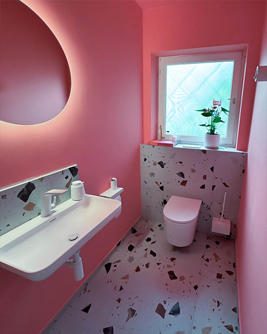 Badezimmer im Farbton Flamingo