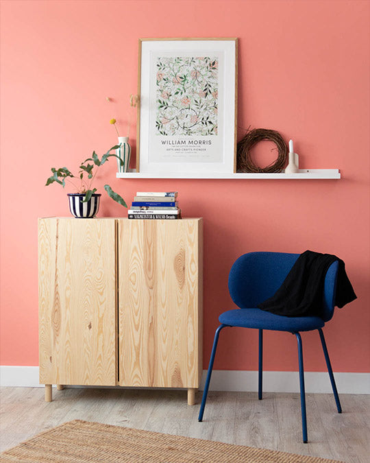 IKEA Ivar vor einer Wand, die im Farbton Flamingo gestrichen wurden