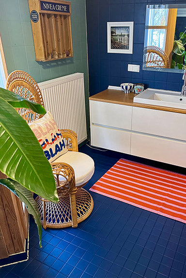 Badezimmerfliesen in der Fliesenfarbe Navy Blue