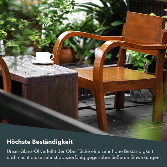 Holzstuhl im Außenbereich der mit dem Glanz-Öl behandelt wurde um die Beständigkeit darzustellen