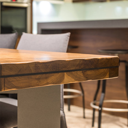 Nahaufnahme eines Holztisches der mit dem Hartöl behandelt wurde