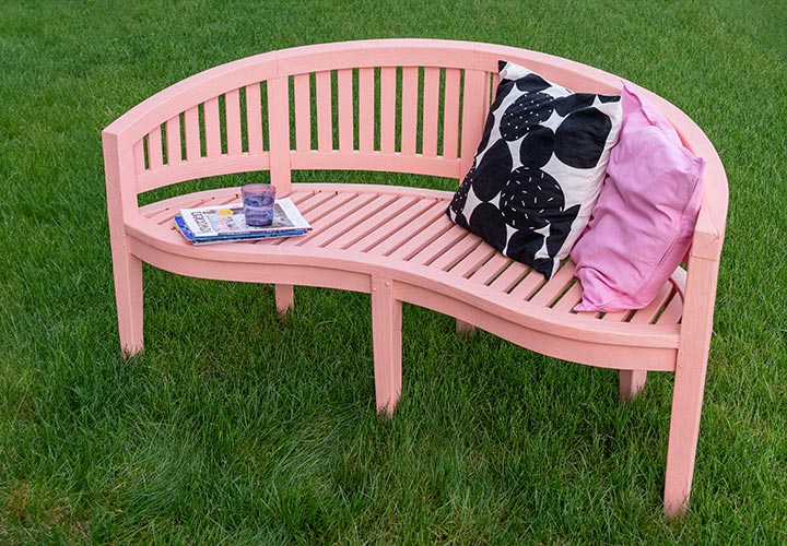 Gestrichene Gartenbank im knalligen Pinkton Flamingo