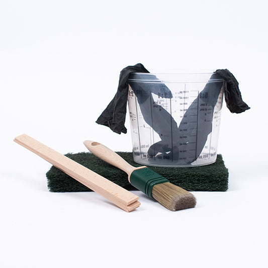 Produktbild des Holzöl Starter Sets mit Mischbecher, Pinsel, Schleifpad, Handschuhen und Rührspatel