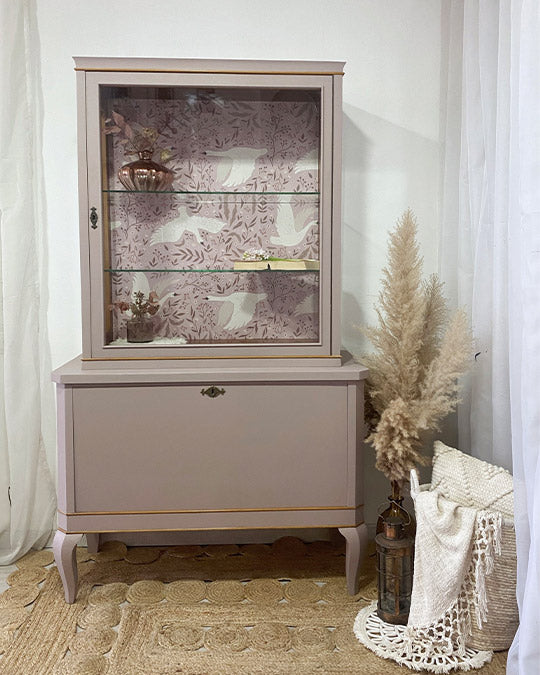 Vitrine im bräunlichen Grauton Indian Spice
