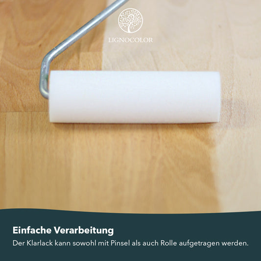 Klarlack wird mit einer Schaumstoffrolle auf einer Holzoberfläche aufgetragen