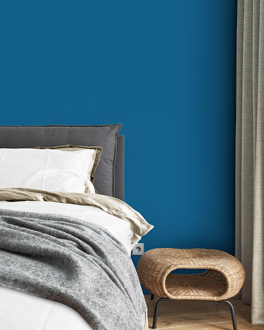 Schlafzimmer im satten Blauton Königsblau