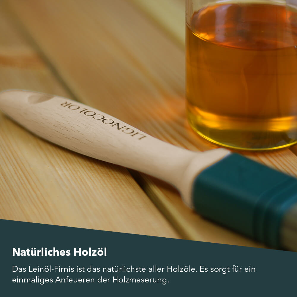 Pinsel liegt auf einem Holzbrett neben einem Glas, in dem sich Leinöl befindet