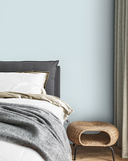 Schlafzimmer im zarten, hellen Blauton Light Blue