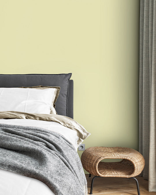 Schlafzimmer im hellen, gelblichen Grünton Lima