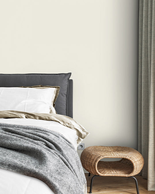 Schlafzimmer im zarten, grünlich-grauen Beigeton Loui