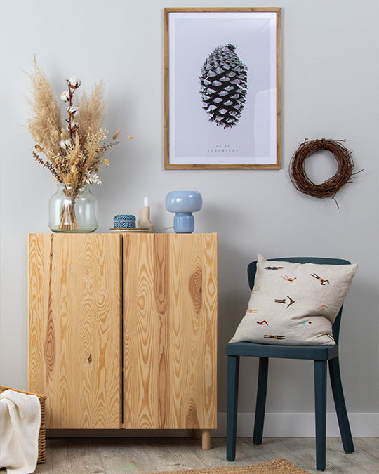Wand hinter einem IKEA Ivar im dezenten Weissgrau Manhattan
