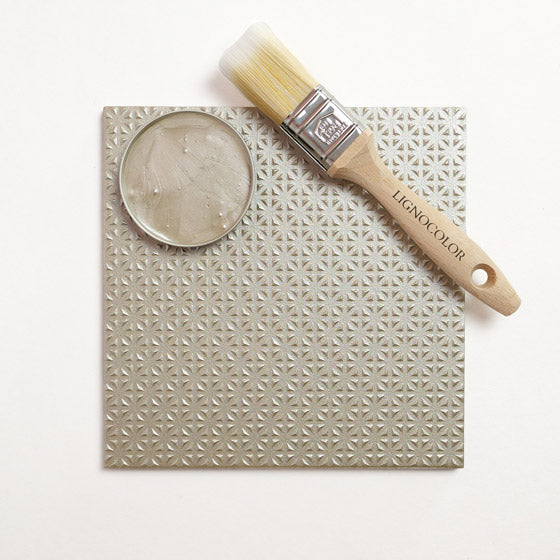 Fliese, die mit der Metallicfarbe Pure Platinum gestrichen wurde