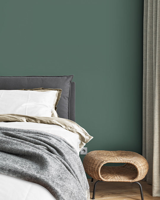 Schlafzimmer im dunklen, graustichigen Grünton Midnight Green
