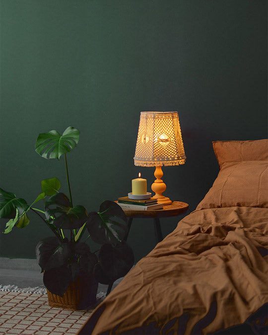 Schlafzimmer im dunklen, graustichigen Grünton Midnight Green