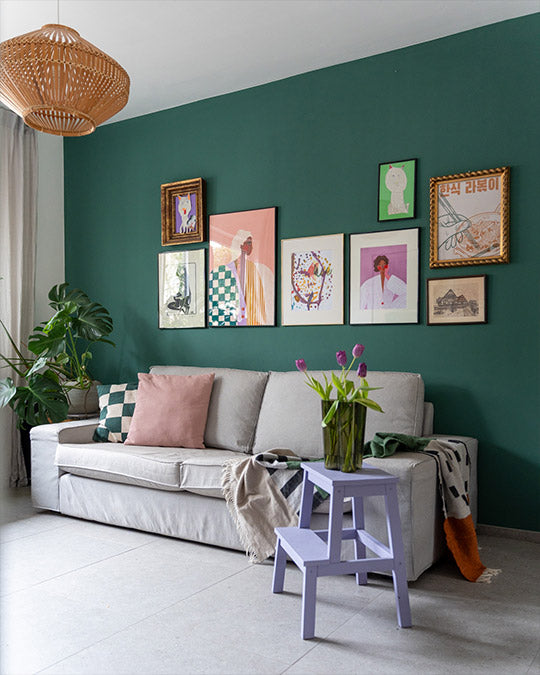 Wohnzimmer im dunklen, graustichigen Grünton Midnight Green