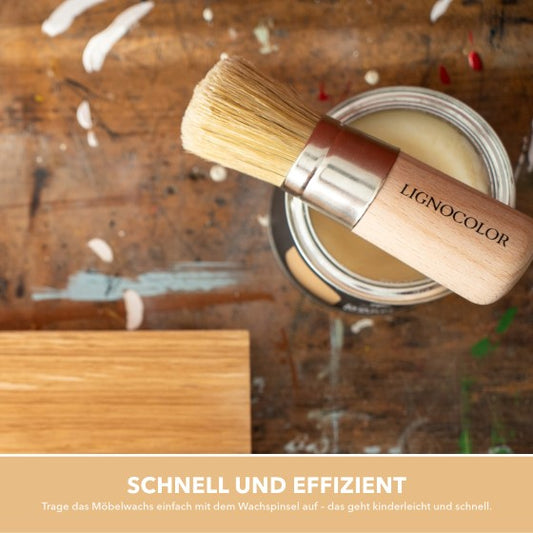 Gewachstes Holzbrett neben einer Möbelwachs Dose und dem Wachspinsel