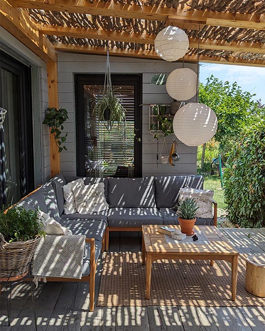 Holzwand auf der Terrasse im mittleren, leicht bläulichen Grauton Moon Grey