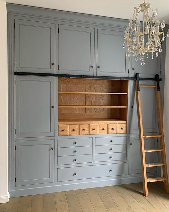 Einbauschrank im mittleren, leicht bläulichen Grauton Moon Grey