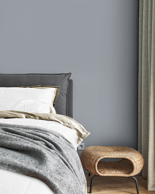 Schlafzimmer im mittleren, leicht bläulichen Grauton Moon Grey
