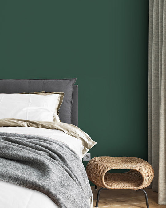 Schlafzimmer im sehr dunklen Grünton Moosgrün