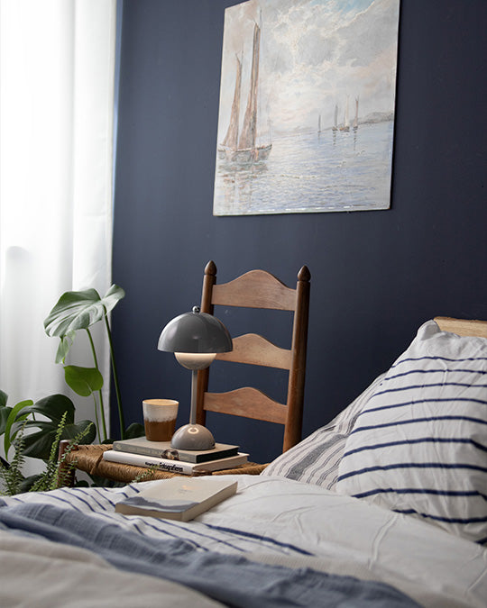 Schlafzimmerwand im dunklen Marineblau Navy Blue