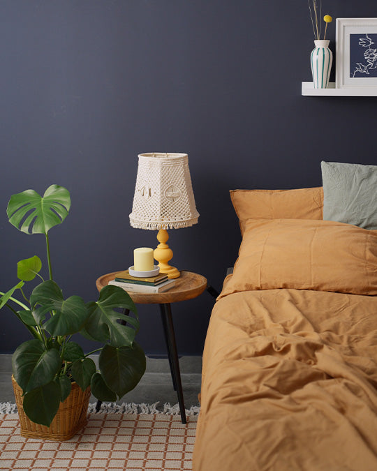 Wand im Schlafzimmer hinter dem Bett im dunklen Marineblau Navy Blue