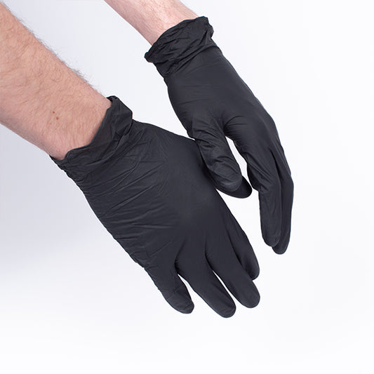 Zwei Hände präsentieren die schwarzen Nitril-Handschuhe