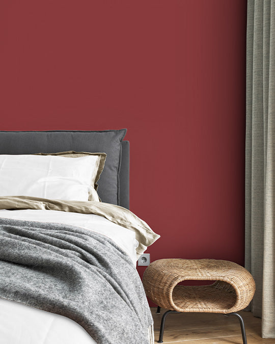 Schlafzimmer im dunklen, leicht bräunlichen Rot Nordic Red