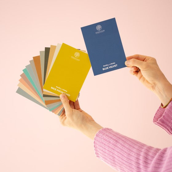 Farbkarten der Nubilli Edition aufgefächert während eine Hand einer Farbkarte herauszieht