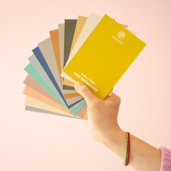 Farbkarten der Nubilli Edition aufgefächert in der Hand