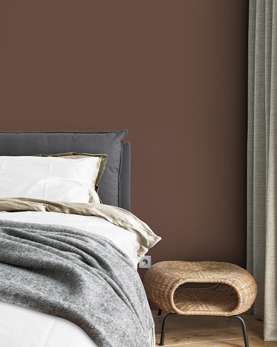 Schlafzimmer im warmen, gelblichen Braunton Nussbraun