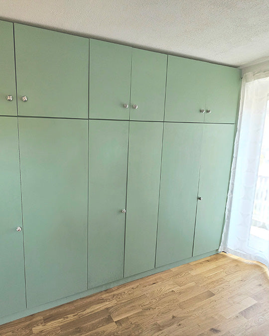 Einbauschrank im gräulichen Grünton Old Green