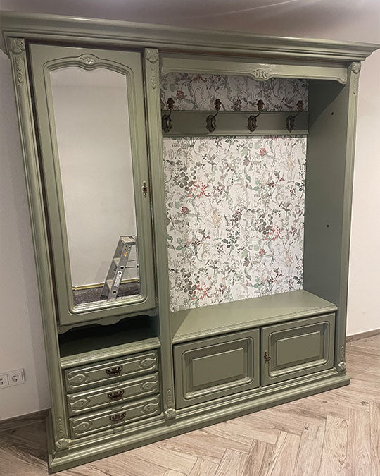 Garderobenschrank im kühlen, graustichigen Grünton Olive