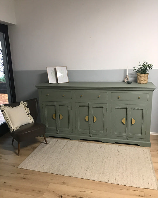 Sideboard im kühlen, graustichigen Grünton Olive