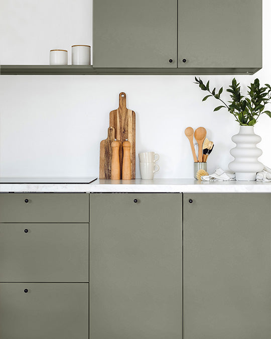 Küche im kühlen, graustichigen Grünton Olive