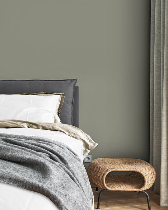 Schlafzimmer im kühlen, graustichigen Grünton Olive
