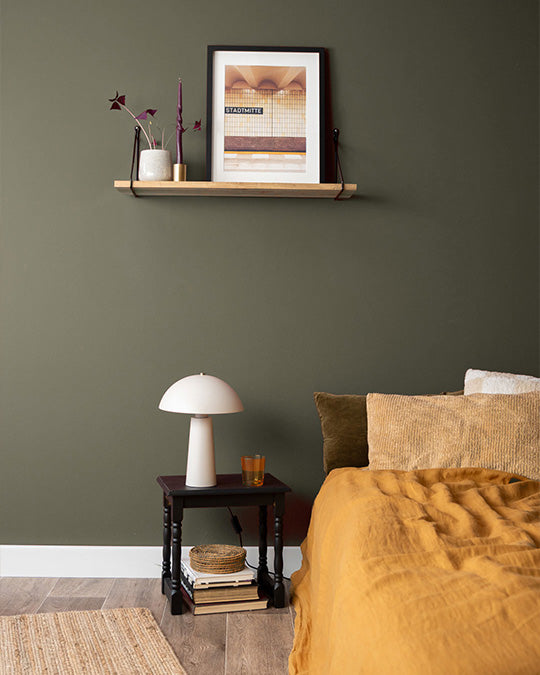 Wand im Schlafzimmer gestrichen mit dem kühlen, graustichigen Grünton Olive
