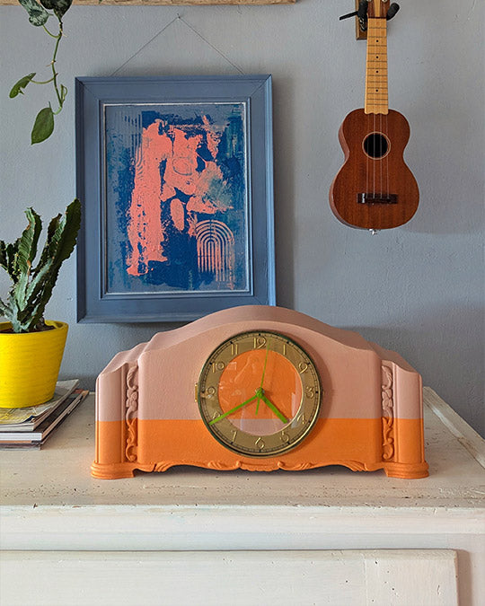 Kleine Standuhr im warmen, kräftigen Orange Farbton Papaya