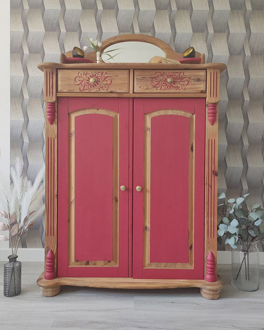 Schrank im dunkleren, blaustichigen Rot Paris Red
