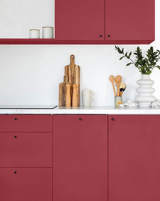 Küche im dunkleren, blaustichigen Rot Paris Red