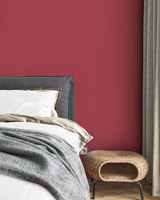 Schlafzimmer im dunkleren, blaustichigen Rot Paris Red