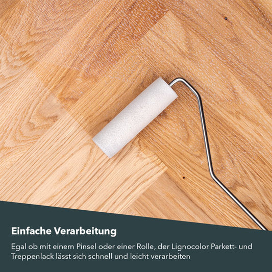 Parkettlack wird mit einer Schaumstoffrolle auf Parkettboden aufgetragen